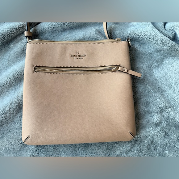kate spade Handbags - Kate Spade Light Tan Crossbody Bag